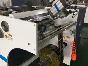 Rewind oscillation device for producing high quality rolls